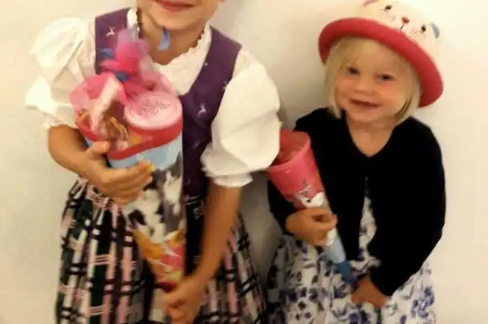 Stolz sind Julia und Markus Nott auf ihre beiden Töchter: Leonie hatte ihren ersten Schultag an der Volksschule St. Lambrecht, Sophia im Pfarrkindergarten.