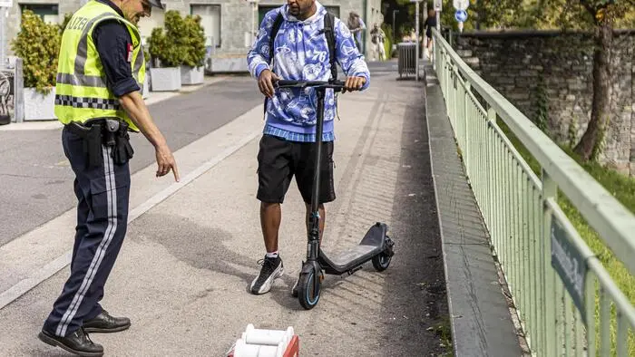 Wie schnell E-Scooter fahren, wird mit diesem Gerät überprüft