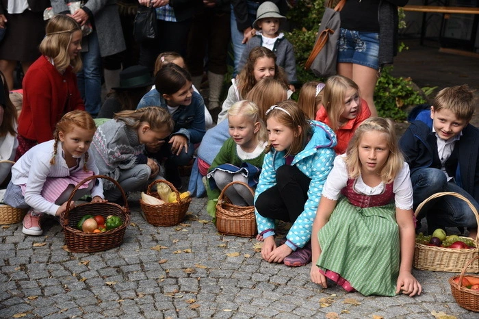 Das Ortszentrum wurde zu einem riesigen Heurigen.