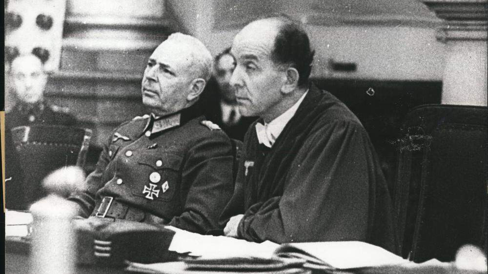 Roland Freisler (r.), Vorsitzender des Volksgerichtshofes, fällte für die Nazis 2600 Todesurteile	