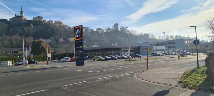 Auf dem Parkplatz dieses Supermarktes wurde der tote Mann gefunden