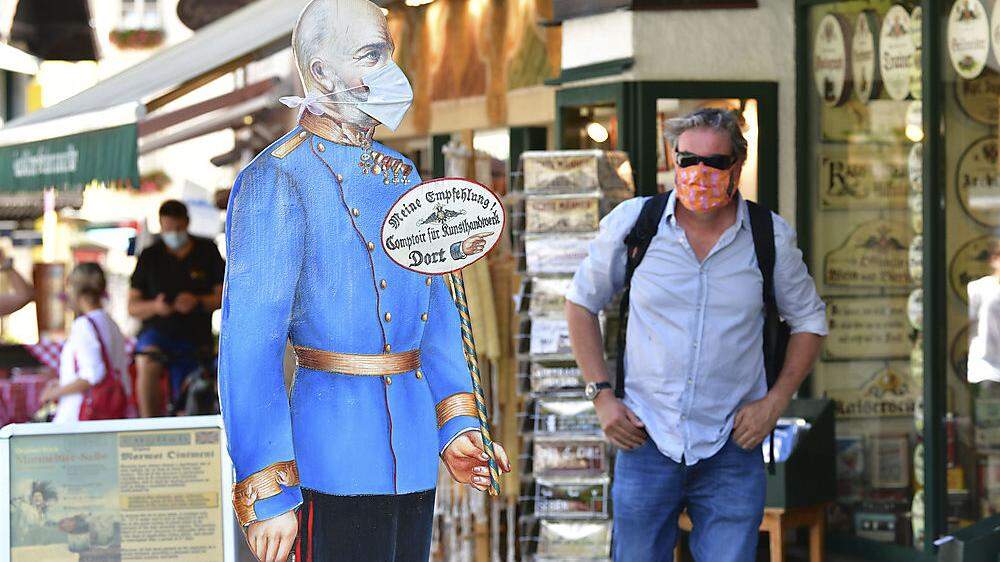 In St. Wolfgang trägt jetzt auch Kaiser Franz Joseph I. eine Schutzmaske. Touristen trifft man im Ort nur noch vereinzelt