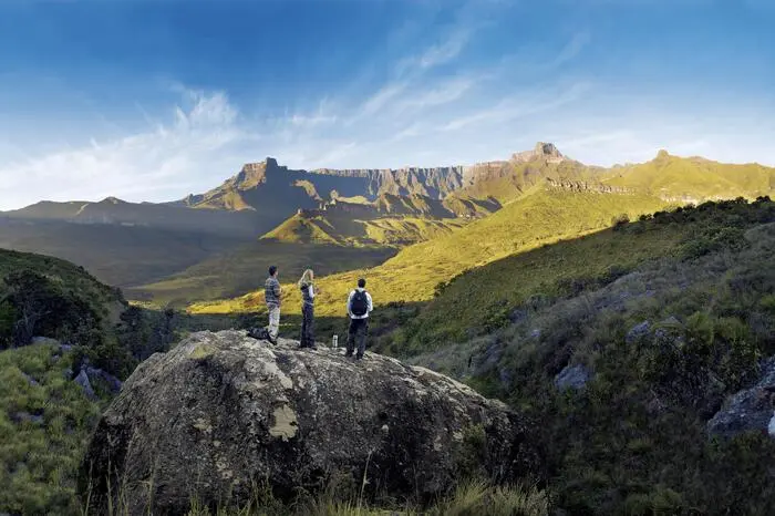 4. Drakensberge. Über hunderte Kilometer prägt das Bergmassiv Südafrika und den Binnenstaat Lesotho. Wer Kondition hat, kann tagelang wandern und Gipfel weit jenseits von 3000 Metern Höhe besteigen. Vor allem der rund 950 Meter hohe Tugela-Wasserfall und das Amphitheater, eine acht Kilometer lange und 1000 Meter hohe Felswand, sind beliebte Ziele.