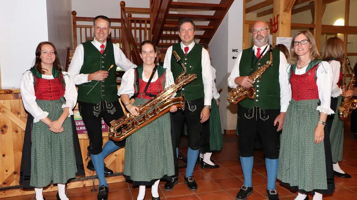 Der Kapellmeister Roman Gruber (2. von Links) und der Obmann Johannes Dörfler (4. von Links) konnten sich mit ihren Musikern über ein sehr schönes Sommerkonzert im Nockstadl in der Ebenen Reichenau freuen!