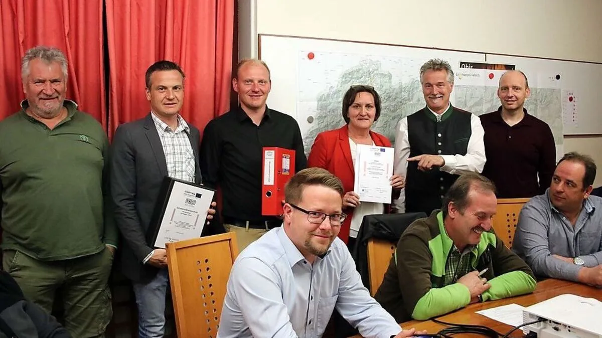 Übergabe des Einsatzplans: GV Marko Korotaj, Gernot Koboltschnig, Patrick Sadovnik, Bgm. Lisa Lobnik, Vizebgm. Franz Josef Smrtnik (stehend, von links)