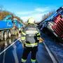 Die Feuerwehr bei der Lkw-Bergung
