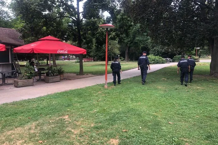 ... am Freitag suchten Polizeibeamte die Tatwaffe rund um den Volksgarten