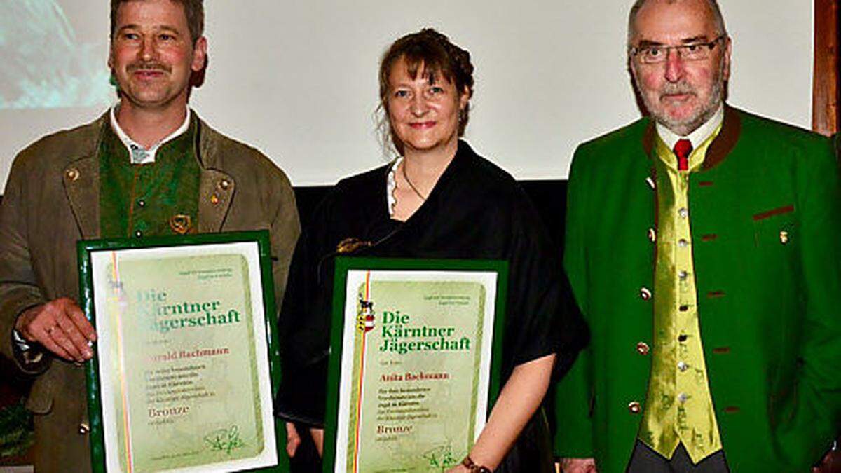 Harald und Anita Bachmann wurden vom stellvertretenden Landesjägermeister Josef Monz mit der Ehrenurkunde geehrt