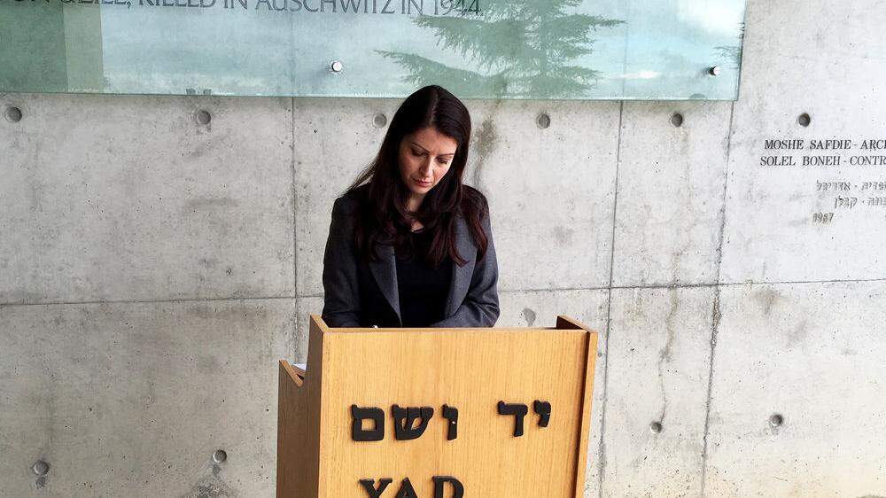 Duzdar beim Besuch der Holocaust-Gedenkstätte in Jerusalem
