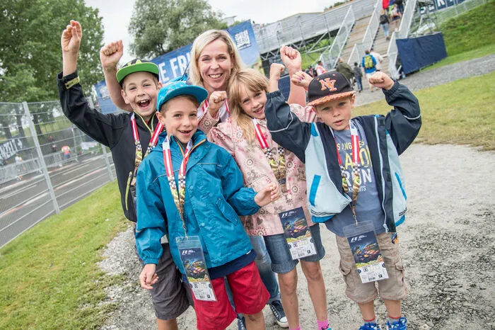 Mia, Max, Moritz und Oliver fiebern mit Mama Kathrin Wabnegger aus Fohnsdorf in Spielberg mit