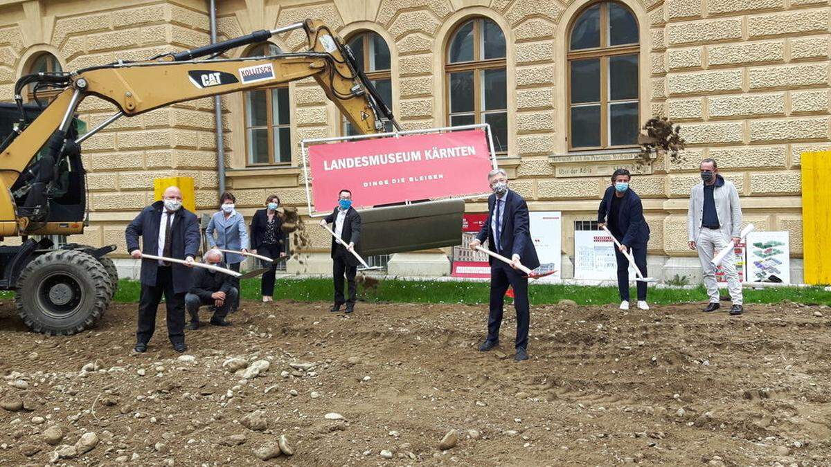 Spatenstich von Landeshauptmann Kaiser & Co. vor dem Rudolfinum