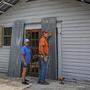 Bewohner verbarrikadieren ihre Häuser zum Schutz vor dem Hurrikan.  