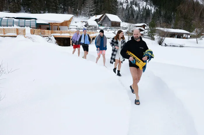 Vier junge Einheimische ließen es sich nicht nehmen, sich von Josef Köberl das Eisschwimmen zeigen zu lassen und es selbst auszuprobieren.