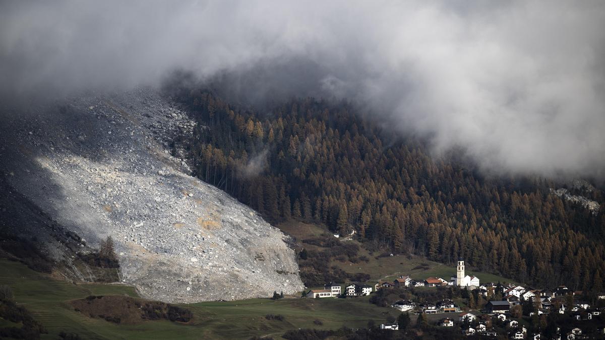 Geröllmassen bewegen sich immer schneller auf das Dorf zu