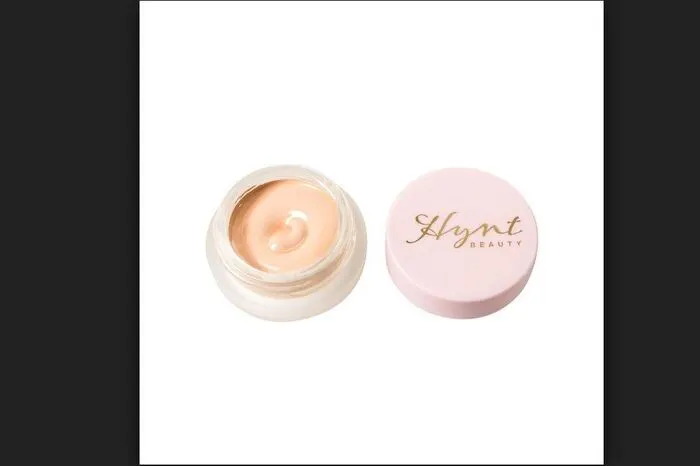„Concealer ist etwas, das ich wirklich jeden Tag benutze. Dieser ist einer der besten natürlichen Concealer, wenn es um hohe Deckkraft und trotzdem einen natürlichen Look geht. Er trocknet nicht aus und deckt dennoch sehr zuverlässig auch stärkere Augenringe ab.“ https://www.savuebeauty.com/products/duet-perfecting-concealer-6-g 