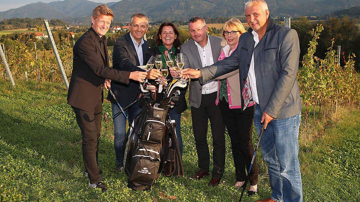 Landessportdirektor Arthofer, Golf-Chef Aicher, Lyoness-Lady Kelemen, Abgeordneter Leikam, Jacques-Lemans-Lady Pöttler und „Security“ Walcher ließen zuerst im Weingarten in Taggenbrunn den Golfball fliegen, verkosteten dann den „Jacques Paagnier“