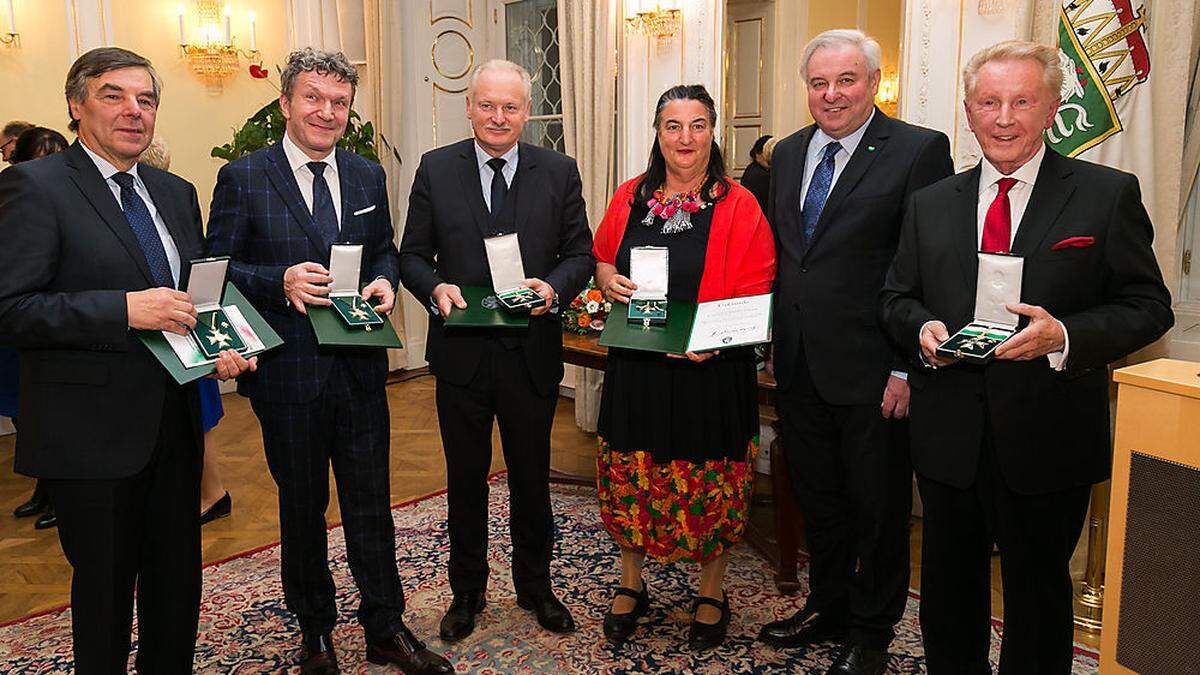 Rudolf Schmidt, Markus Schirmer, Josef Klamminger, Marguerite Dunitz-Scheer, LH Hermann Schützenhöfer und Günther Ziesel bei der Auszeichnungsverleihung (v.l.)