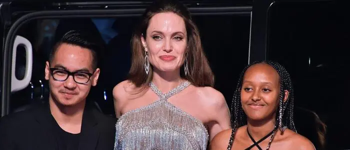 Angelina Jolie hält ihre Kinder Maddox und Zahara im Arm