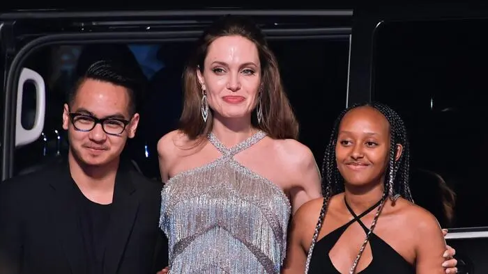 Angelina Jolie hält ihre Kinder Maddox und Zahara im Arm