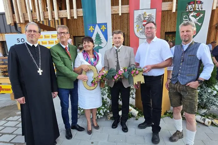 Bürgermeister Josef Maier konnte unter anderem Abt Alfred Eichmann, Landeshauptmann-Stellvertreterin Manuela Khom, die Vizebürgermeister Kurt Kreinbucher und Gerhard Hörmann, Vertreter des Gemeinderates sowie Baumeister Edwin Galler begrüßen