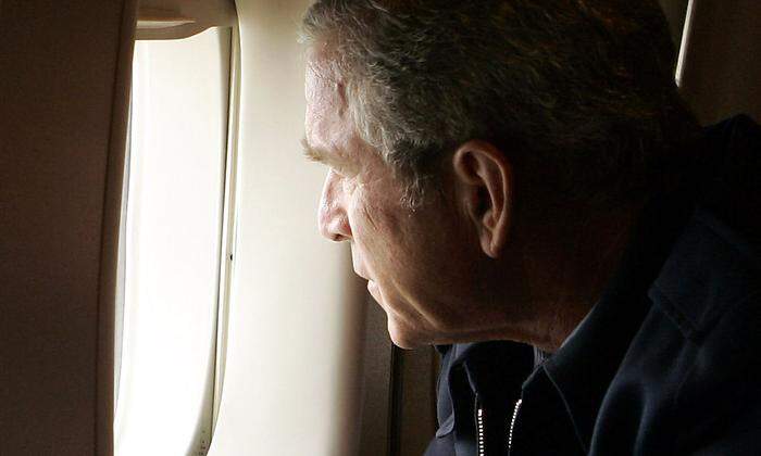 Bush blickt aus dem Fenster der Air Force One, er reiste erst am 31. August nach New Orleans