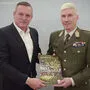 Generalstabschef Robert Brieger übergab das Papier Verteidigungsminister Mario Kunasek