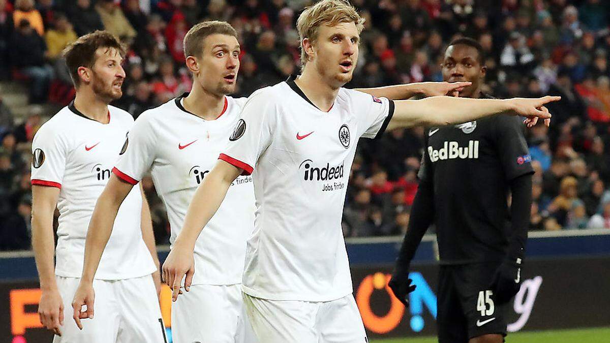 Stefan Ilsanker (2.v.l.) und Martin Hinteregger (3.v.l) kämpfen mit der Eintracht Frankfurt noch um ein Ticket für das Viertelfinale.