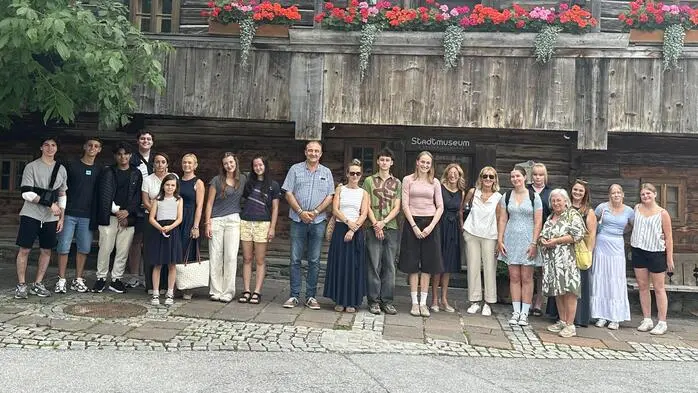 Die Jugendlichen und ihre Betreuer zu Besuch beim Schladminger Stadtmuseum