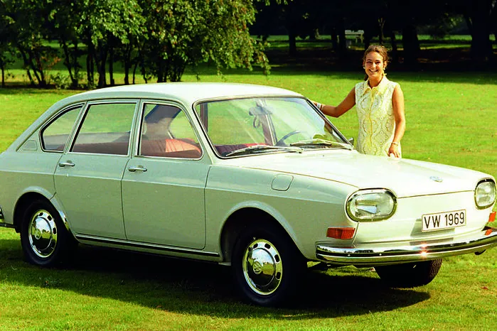 Mit dem VW 411, genannt „Nasenbär“, lagen die Wolfsburger voll daneben. Der Versuch von Deutschlands größtem Industriekonzern, mit einer geräumigen und komfortablen Mittelklasselimousine an den Erfolg des Käfers anzuschließen, endete schmachvoll: Nach siebenjähriger Bauzeit, in der gerade einmal 355.200 Menschen einen 411 kauften, rutschte der Kingsize-Käfer über sein Schrägheck ins Abseits.
