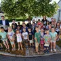 Bürgermeister Franz Jost und Ortsvorsteher Dieter Siegl verteilten den Ferienpass in der Volksschule Übersbach