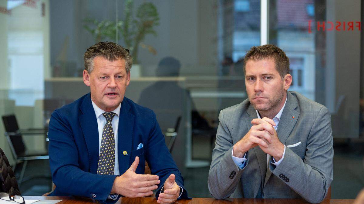 Bürgermeister Christian Scheider (links) und Vizebürgermeister Finanzreferent Philipp Liesnig halten am Bau des neuen Hallenbades fest