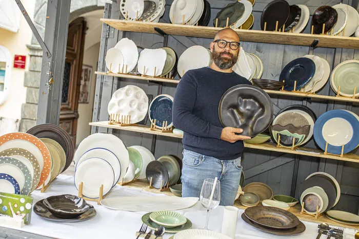 Genuss braucht auch das entsprechende Geschirr. Mit Alessio Moras ist ein Meister der Töpferkunst am Markt vertreten.