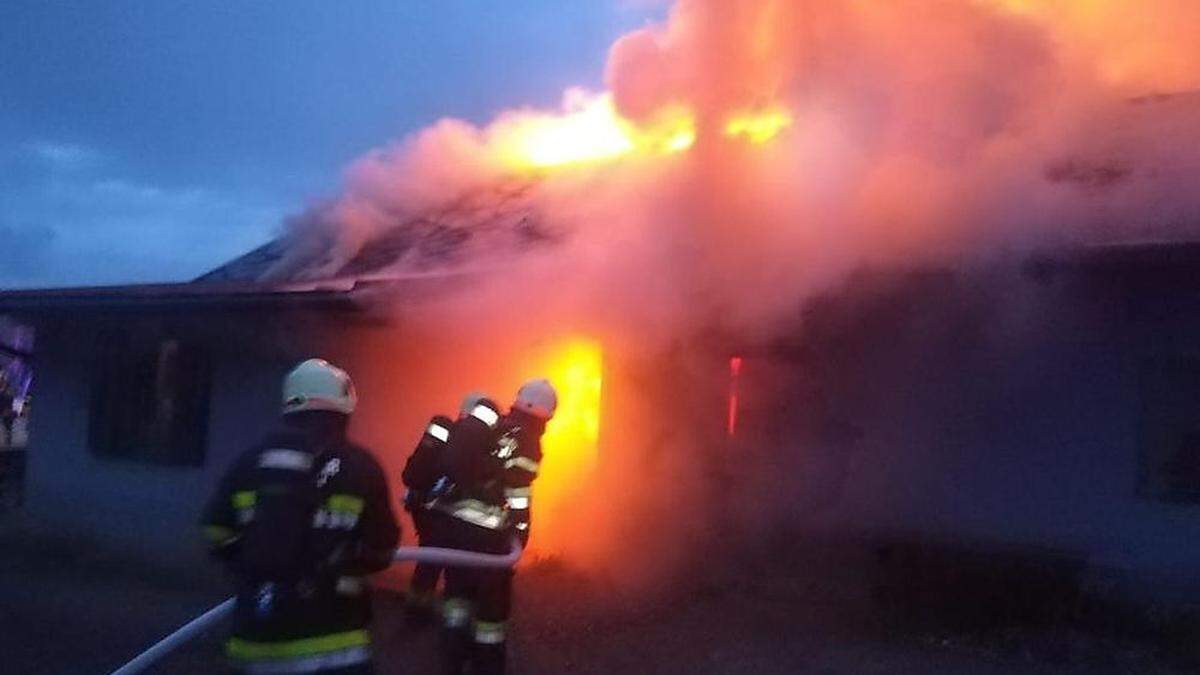 In Kirschentheuer nahe des Kreisverkehrs stand am Mittwoch ein Holzgebäude am Gelände eines Sägewerks in Vollbrand. Vier Feuerwehren löschten den Brand