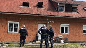 Polizei am Tatort: Der Brand ereignete sich im Dachgeschoss