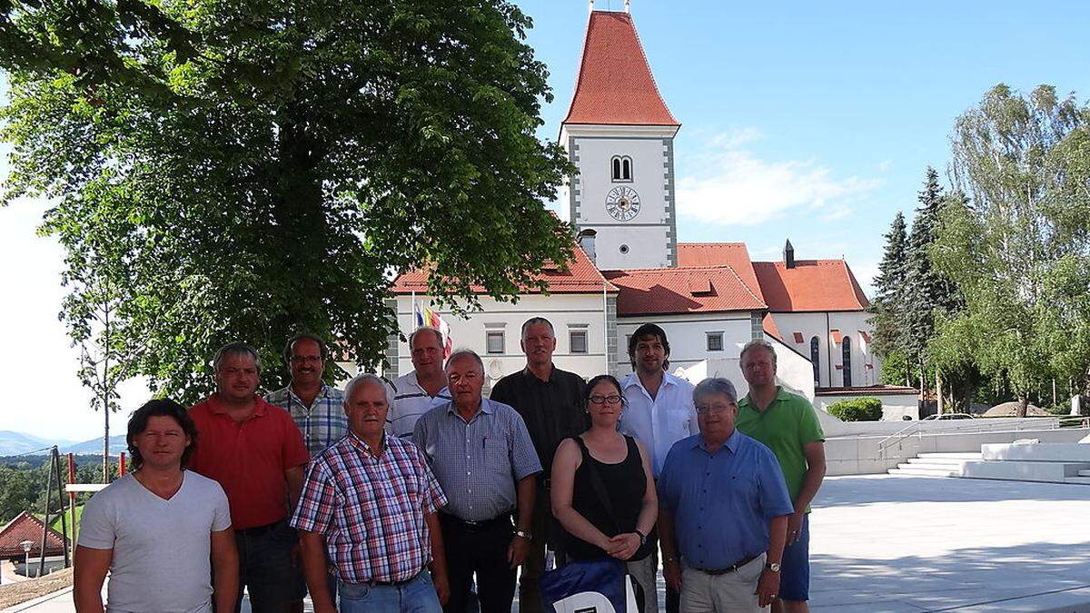 Zufriedene Gesichter bei der Baubesprechung mit Planergruppe und bauausführender Firma 	