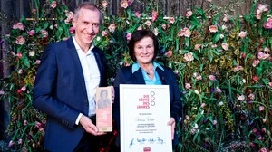 Josef Pesserl, Präsident der Arbeiterkammer Steiermark, 
mit Siegerin ­Barbara Weber | Josef Pesserl, Präsident der Arbeiterkammer Steiermark, 
mit Siegerin ­Barbara Weber