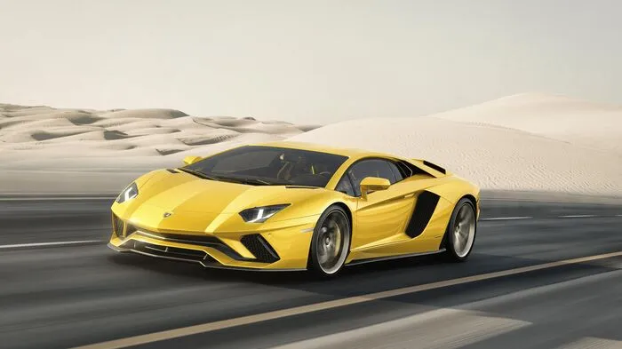 Das S als Namenszusatz tragen bei Lamborghini traditionell optimierte Modelle. Jetzt ist es beim Aventador soweit. Sein Äußeres wurde vor allem an der Front und am Heck weiterentwickelt, um maximale aerodynamische Effizienz zu erreichen: Das aggressivere Gesicht und der längere Frontsplitter leiten den Luftstrom besser zu den Kühlern.