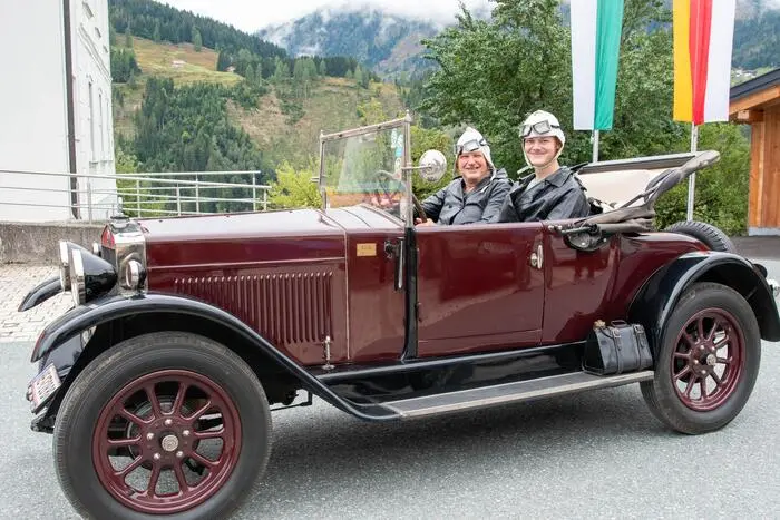 Gerne ist das Vater-Sohn-Duo in dem Oldtimer unterwegs