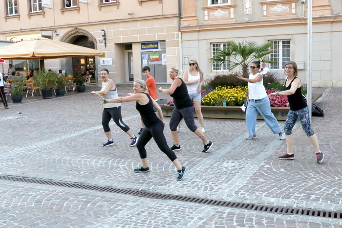 Dancing Star Kelly Kainz (vorne) hatte kurzerhand ihre Zumba-Stunde der „School of Dance“ auf den Hauptplatz verlegt.