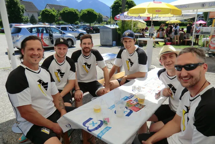 Die Mökriach Pinguins, eines der zahlreichen Fußballteams.