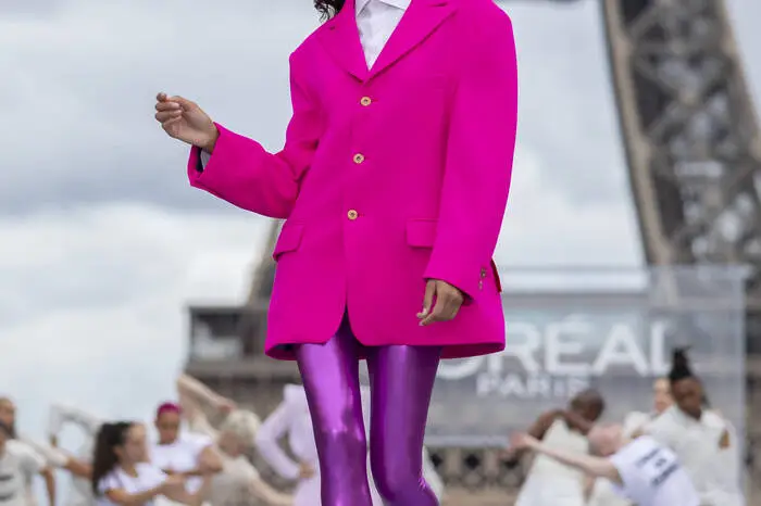 Auch die 1970er-Jahre haben sich wieder zurück auf die Laufstege gekämpft, metallene, schillernde Disco-Pants erleben 2022 ihr Comeback - und sind in Kombination mit einem Blazer sogar alltagstauglich.