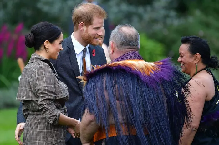 Ihr viertägiger Aufenthalt bringt Harry und die im vierten Monat schwangere Meghan unter anderem in den Abel-Tasman-Nationalpark, ehe der Herzog und die Herzogin von Sussex am Donnerstag wieder nach Großbritannien fliegen.