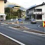 Der neue ovale Kreisverkehr in Seeboden. Im Vordergrund sieht man die Querungshilfe mit abgeschrägter Gehsteigkante und „Insel“ zwischen den Fahrbahnen