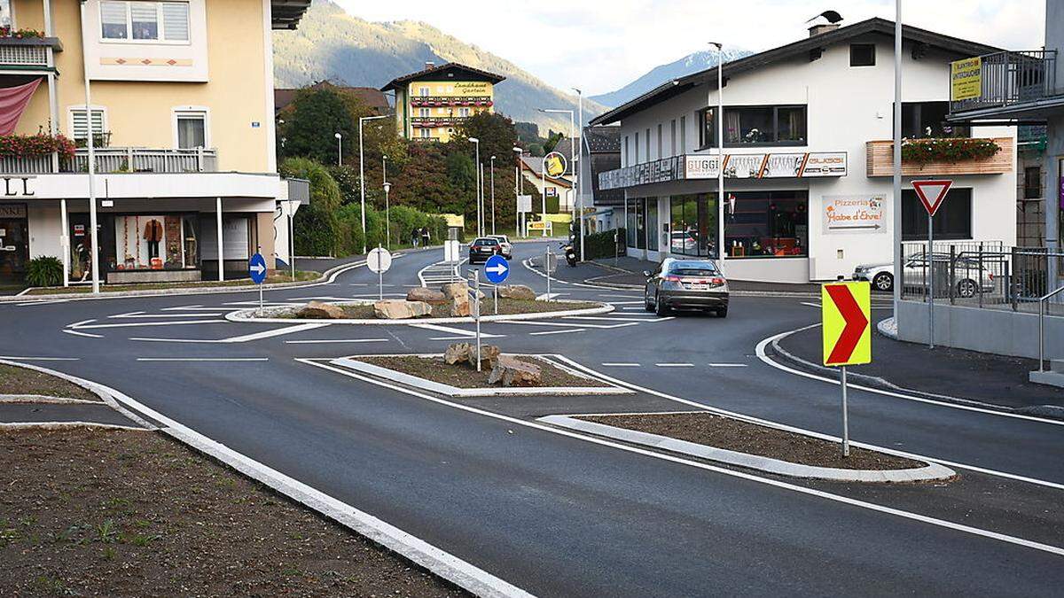 Der neue ovale Kreisverkehr in Seeboden. Im Vordergrund sieht man die Querungshilfe mit abgeschrägter Gehsteigkante und „Insel“ zwischen den Fahrbahnen