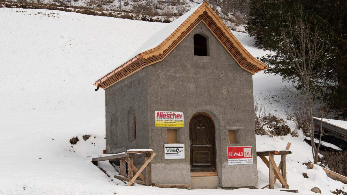 Die Kapelle steht wieder und ist bereits verputzt