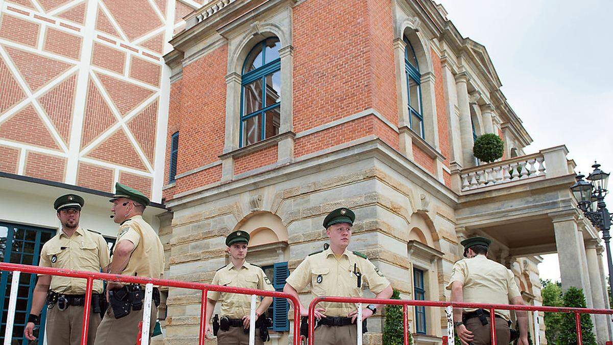 Polizei aufgebaut vor dem Festspielhaus in Bayreuth - die Eröffnung geht hier stets unter erhöhten Vorsichtsmaßnahmen vor sich