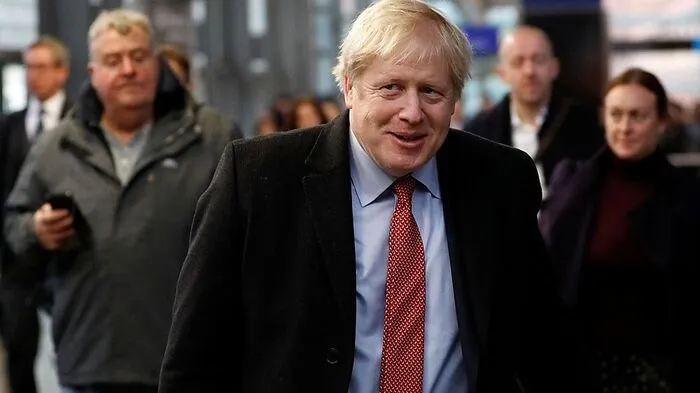 Der Premierminister wirbt mit zwei einfachen Botschaften. Er will den Brexit endlich durchziehen - und viel Geld in den öffentlichen Dienst und in die Infrastruktur pumpen. Der nationale Gesundheitsdienst (NHS) soll erhebliche Mittel erhalten, beispielsweise für neue Kliniken. Außerdem will er Tausende Polizeibeamte einstellen und in Schulen investieren. Wie das finanziert werden soll, ist vielen ein Rätsel, denn gleichzeitig verspricht er Steuersenkungen.