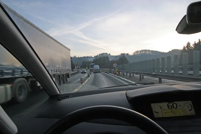 Hier erscheint es zum Teil wegen der vielen Lkw recht eng.