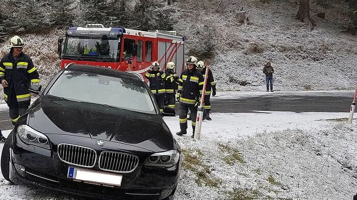 Ein Fahrzeug musste mit Seilwinde wieder auf die Fahrbahn gebracht werden
