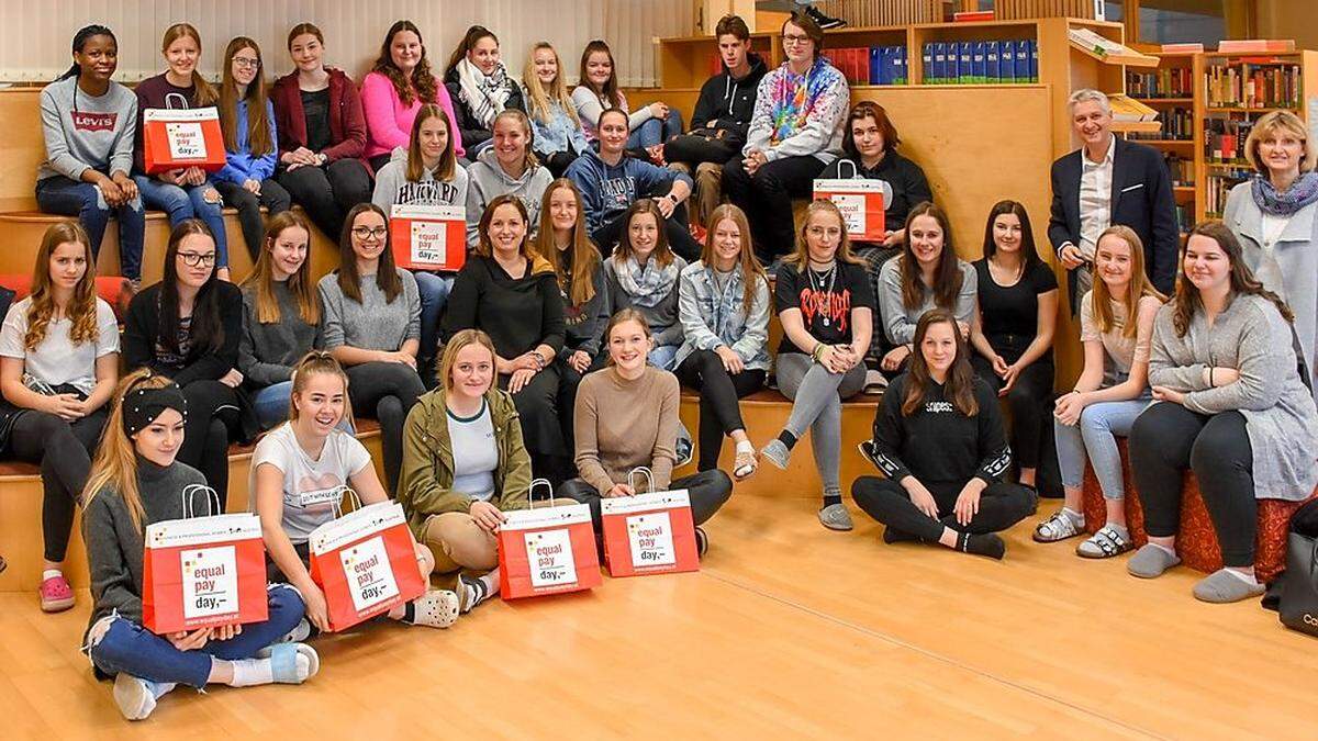 Schüler der 3AHW und der 3M beim Workshop zum Thema &quot;Equal Pay Day&quot;